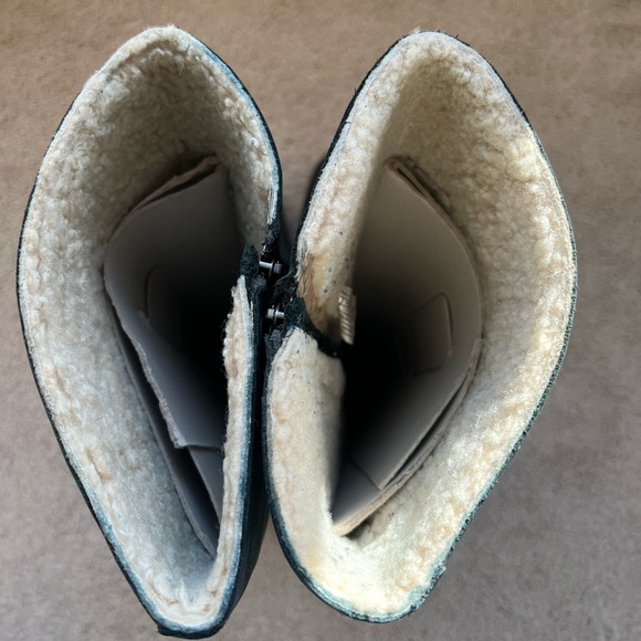 Tall Ugg boots - Picture 4 of 8